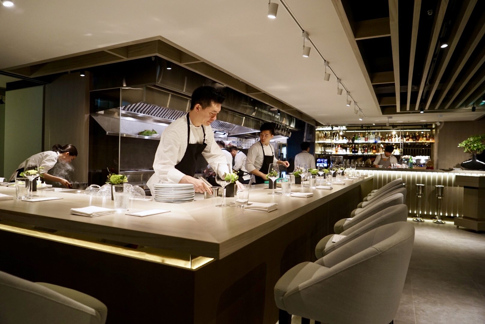 Impromptu的部分空間採「板前」形式，客人可與廚師近距離互動